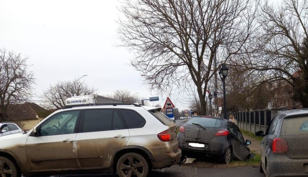Două femei, rănite în urma unui accident în care au fost implicate trei autoturisme