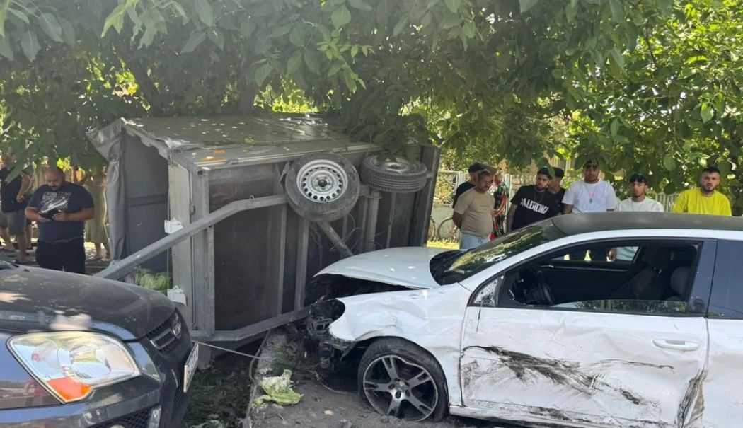 Accident grav cu patru mașini implicate. Un autoturism a luat foc și a fost proiectat într-o capelă - accident-1751027043.jpg