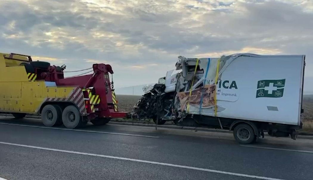 O autoutilitară s-a izbit pe contrasens de un camion. Șoferul a decedat pe loc - accident-1765468100.jpg