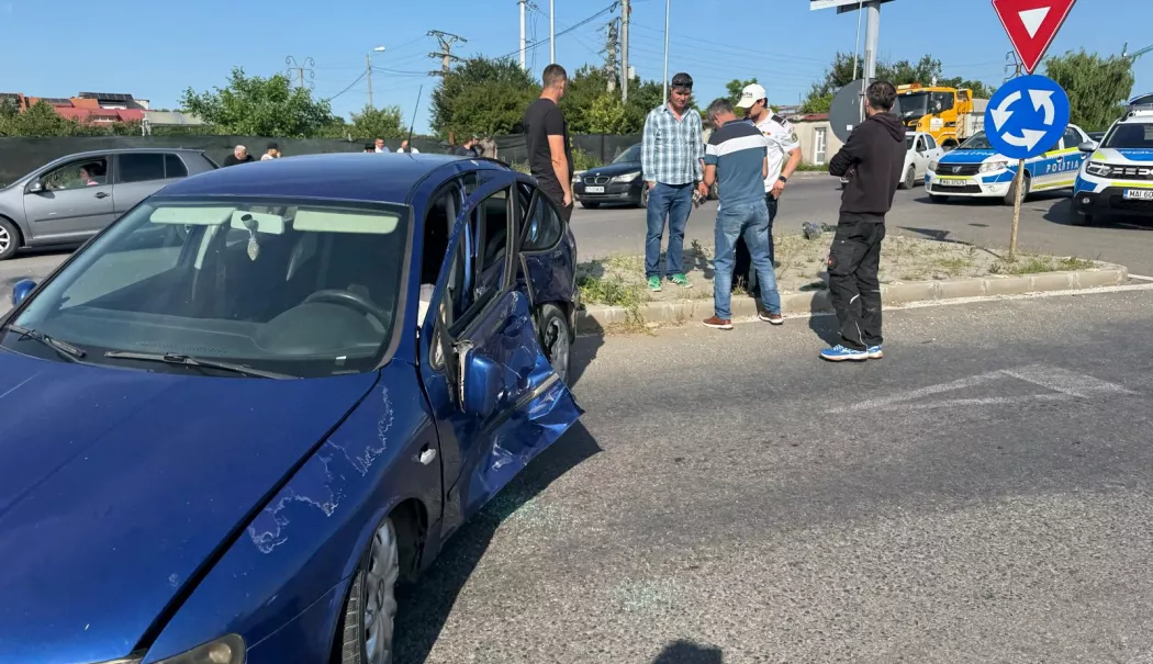 Foto - Accident la sensul giratoriu de la Kaufland Tomis Plus. Cozi de mașini până la Ovidiu