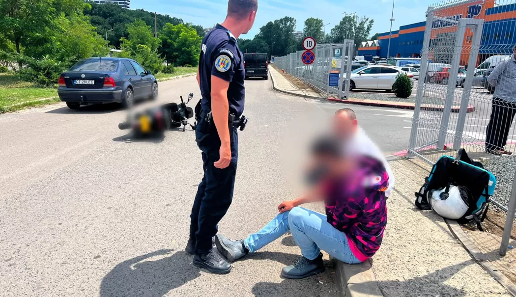 Foto - Accident pe bulevardul Tomis. Jandarmii au acordat primul ajutor unui livrator rănit