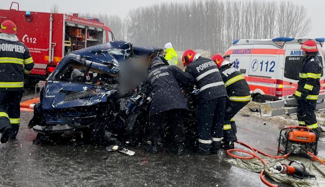 Încă o familie distrusă pe “Drumul Morţii”. Un tânăr de 19 ani şi-a băgat în pământ mama şi fratele mai mic