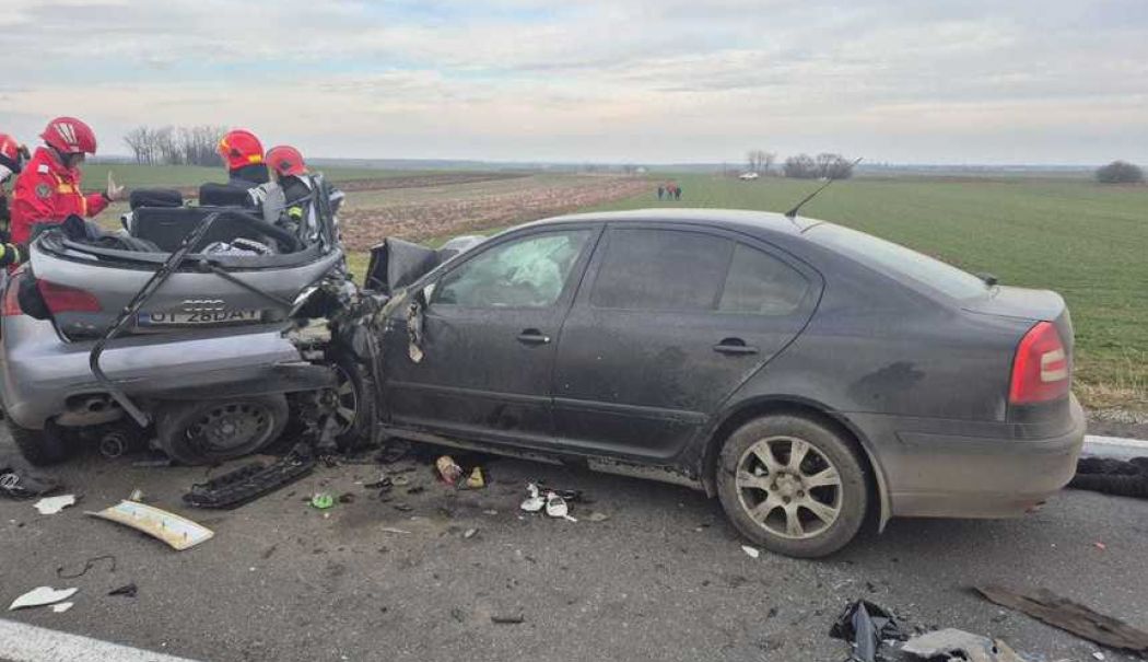Accident mortal între două autoturisme și un camion. Trei persoane au decedat în urma impactului