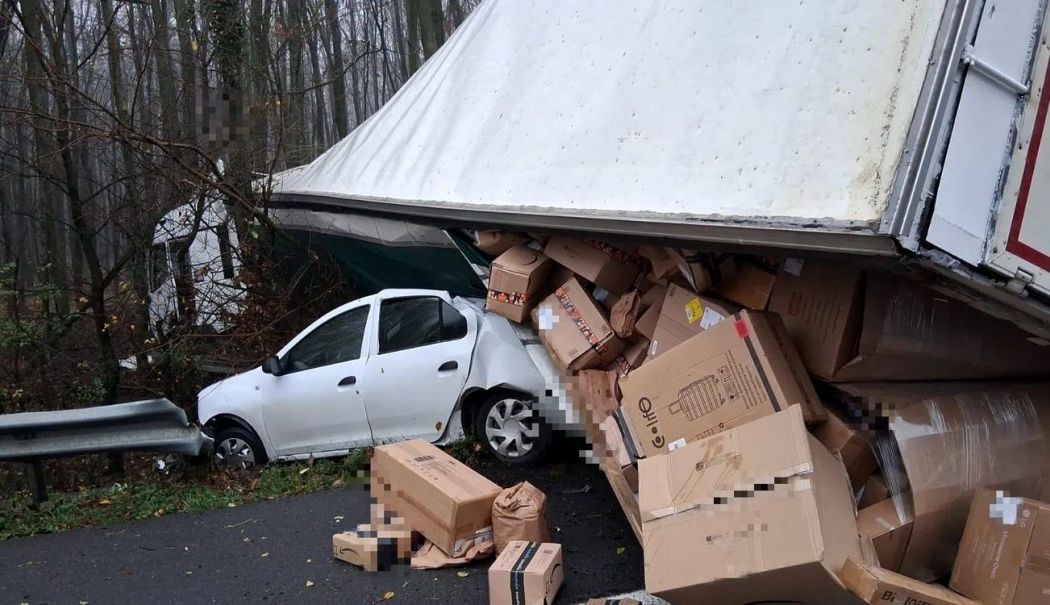 Accident rutier pe A1. Un autotren s-a răsturnat peste o mașină staționată pe banda de urgență