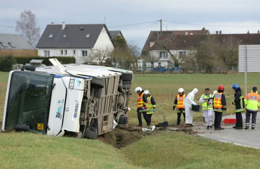 O liceană de 15 ani moartă şi alţi 20 de elevi răniţi într-un accident de autobuz şcolar