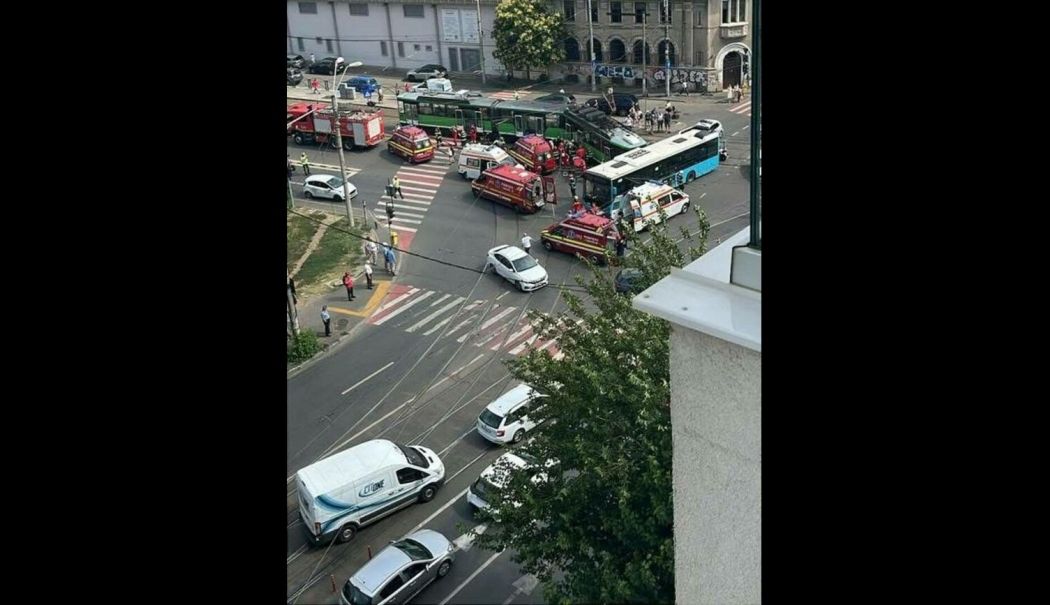 Accident grav în București. Implicate un tramvai şi un autobuz STB, 11 persoane au fost rănite - accident-b-1753953201.jpg