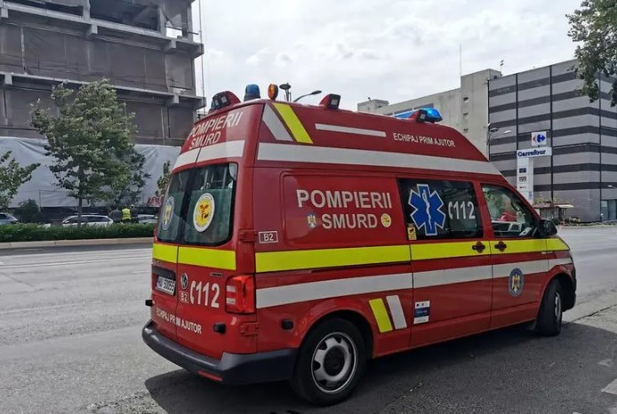 Ambulanță în misiune, lovită de un șofer imprudent. O persoană rănită - accident-bucuresti-1774432409.webp