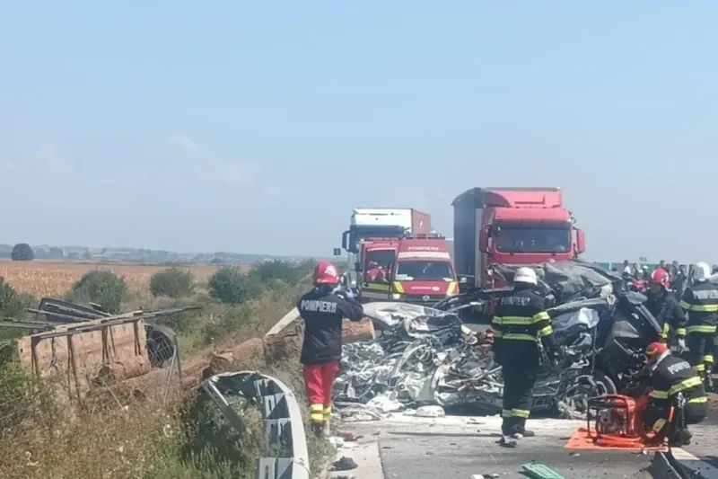 Accident mortal între un autoturism şi un camion! Trei persoane au decedat în urma impactului