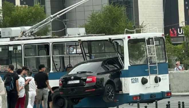 Accident spectaculos în centrul orașului. Un autoturism s-a înfipt într-un troleibuz