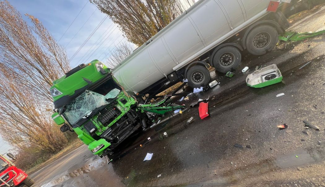 Cisternă plină cu motorină, implicată într-un accident rutier. Unul dintre şoferi a fost transportat la spital