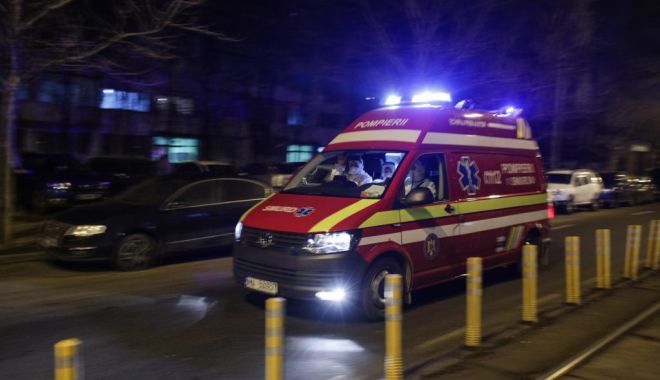 Trei autoturisme s-au ciocnit pe podul de la Dorally. Două persoane au primit îngrijiri medicale - accident-constanta-pod-dorally-1707500502.jpg