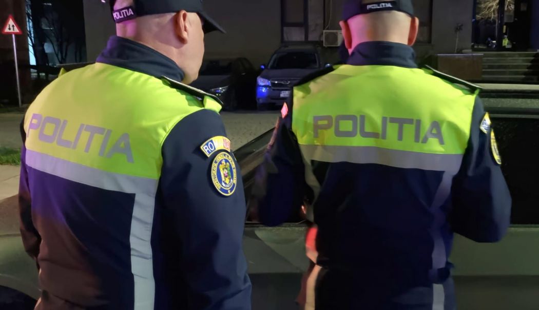 O autospecială de poliție și un autoturism s-au tamponat într-o intersecție din Constanța - accident-cu-politia-1715508770.jpg