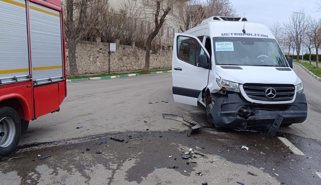 Un microbuz și un autoturism s-au accidentat în dreptul localității Sibioara - accident-dn22-1715584628.jpg