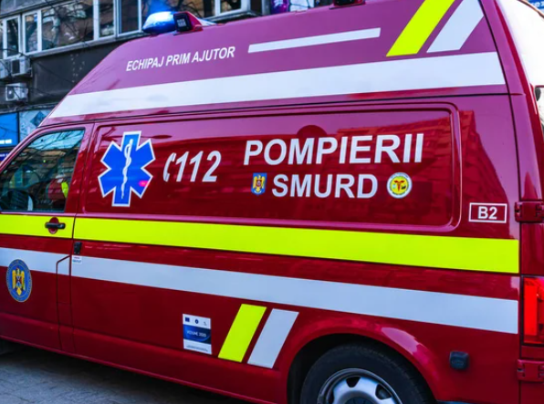 Foto - Două persoane au ajuns la spital după ce o mașină s-a răsturnat și a avariat o conductă de gaze