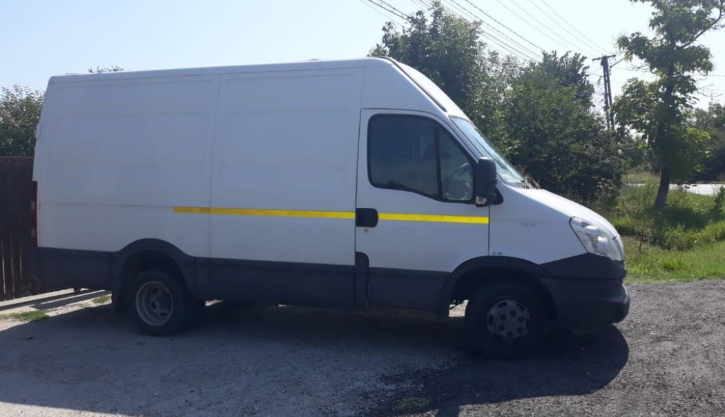 Pieton lovit mortal din neatenţie! Şoferul unei dube a dat cu spatele fără să se asigure - accident-duba-1733406312.jpg