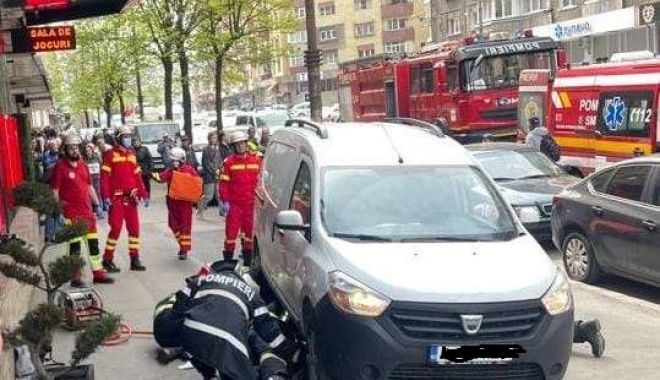 SCENE TERIBILE! O femeie de 70 de ani a fost prinsă sub o maşină, chiar pe trotuar