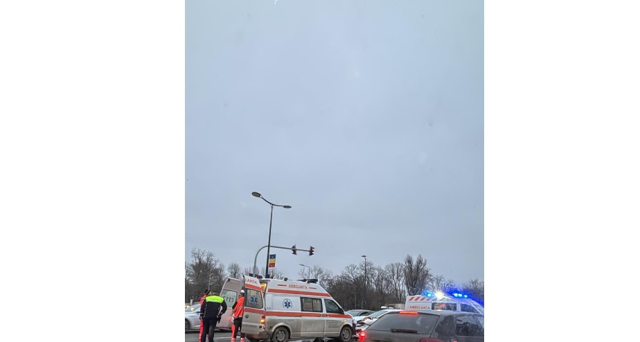 Accident între o ambulanță SAJ aflată în misiune și un autoturism în zona Gării