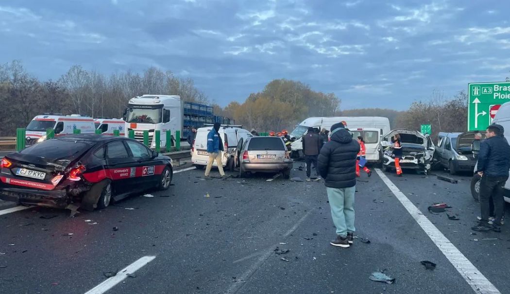 Accident rutier în lanţ pe autostrada A3. 12 maşini implicate, 26 de persoane asistate medical - accident-in-lant-1731568575.jpg