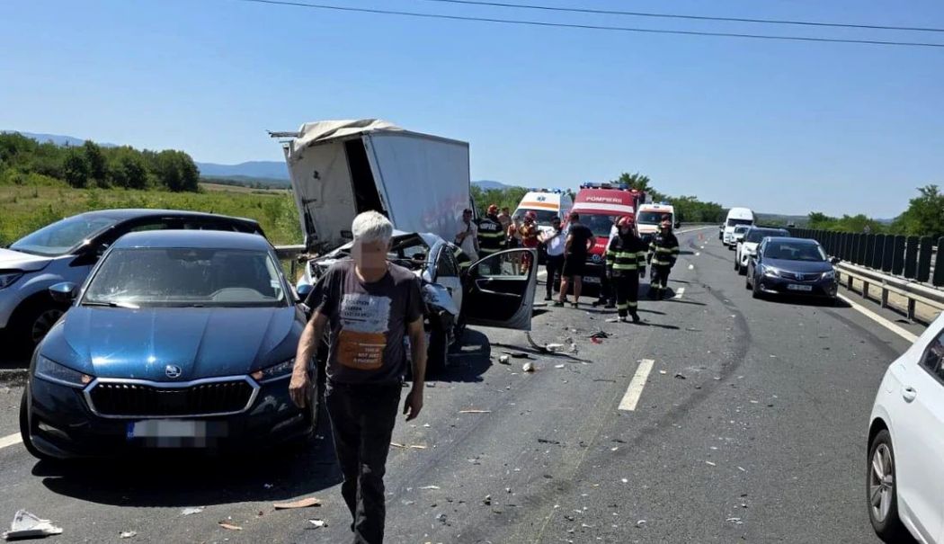 Carambol pe autostradă. Trei copii şi 11 adulți au fost răniți