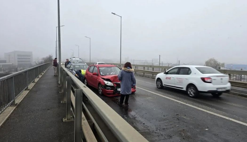 Accident în lanț din cauza poleiului. 16 mașini implicate - accident-in-lant-din-cauza-polei-1732267044.jpg
