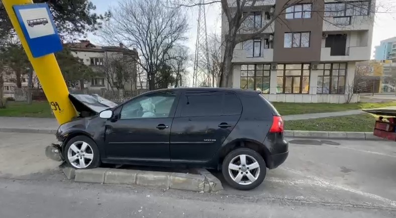 Accident în Mamaia. Mașină făcută praf după ce a intrat într-un stâlp - accident-mamaia-foto-1774592747.webp