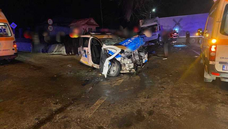 Accident rutier grav. O mașină de Poliție și un TIR s-au ciocnit frontal - accident-masina-politie-1736839235.jpg