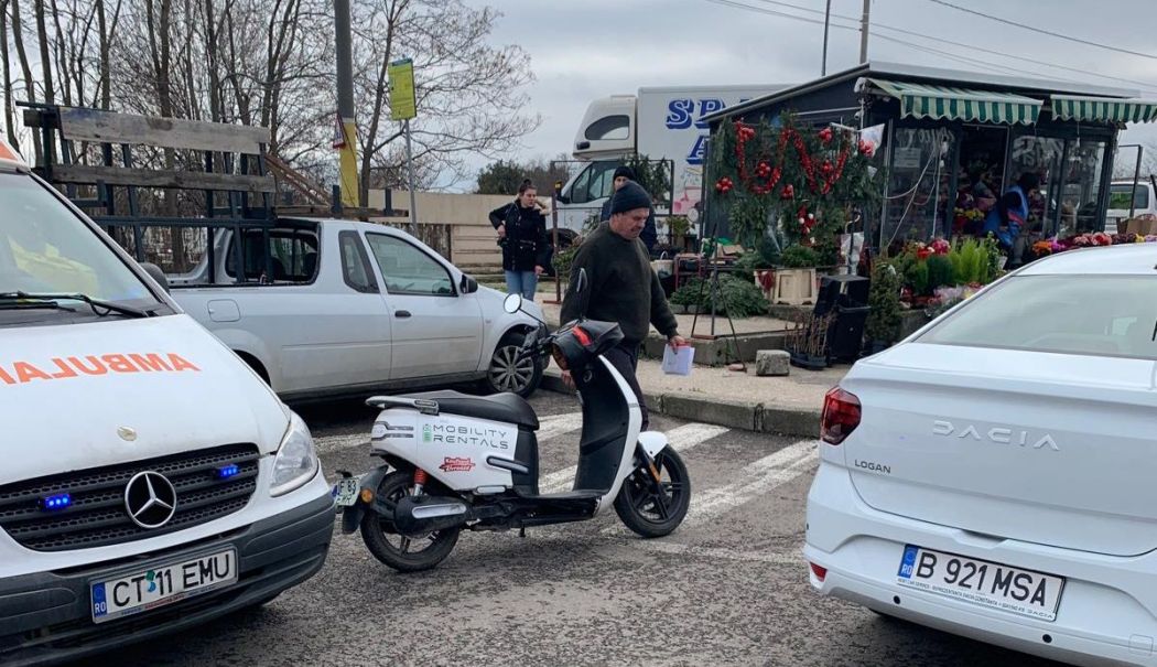 Accident rutier între un moped și un autoturism pe strada Eliberării, din Constanța - accident-moto-auto-1733913283.jpg
