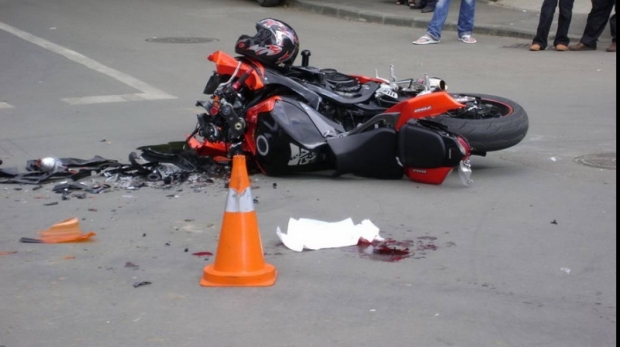 O motocicletă și un microbuz s–au lovit astăzi, în municipiul Constanța - accident-motocicleta-1751359321.jpg
