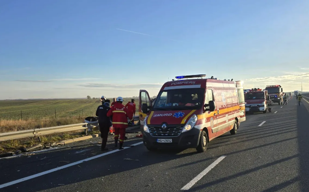 Accident pe autostradă. Un autoturism s-a izbit de parapet - accident-parapet-1771686068.webp