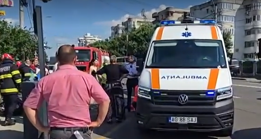 Doi polițiști au fost răniți după un accident provocat de o șoferiță care nu s-a asigurat - accident-pitesti-1782544501.webp