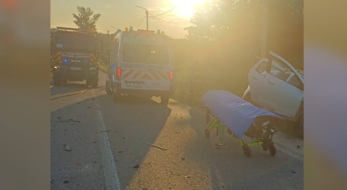 Foto - Polițist în stare critică după un impact devastator. Mașina sa a intrat pe contrasens și s-a izbit frontal