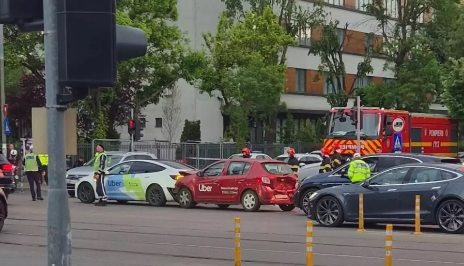 Alexandru Rafila, implicat într-un accident cu patru mașini. O persoană a ajuns la spital - accident-rafila--1778740294.webp