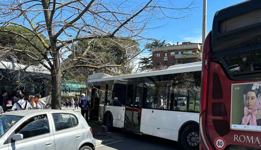 Accident rutier grav, cu 18 răniți, între două autobuze, în Roma. Patru persoane sunt în cod roșu