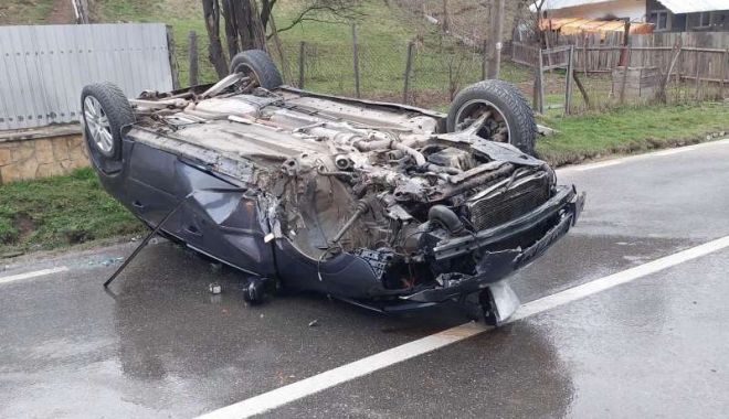 Două tinere au fost rănite, după ce maşina în care se aflau s-a răsturnat - accident-rutier-1680515187.jpg