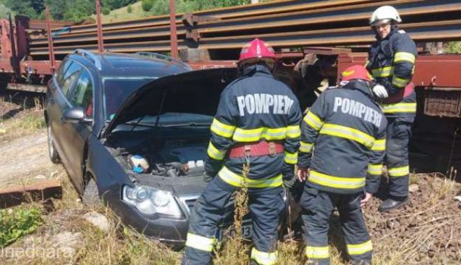 Două persoane au scăpat cu viaţă după ce maşina lor a fost lovită de un tren - accident-rutier-1688215299.jpg