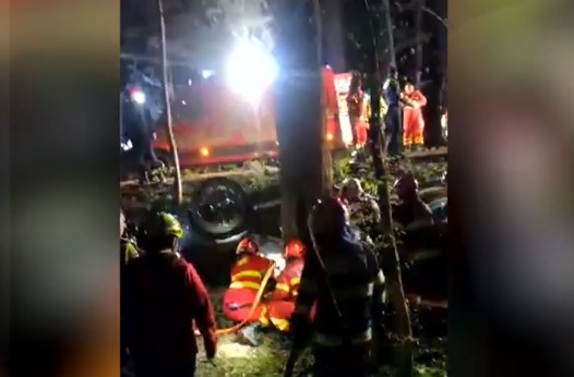 Accident mortal în pădure. Doi tineri și-au pierdut viața după ce mașina s-a izbit de un copac