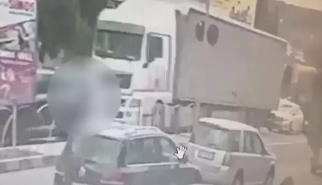 O femeie de 60 de ani a fost prinsă sub roțile unui TIR și a supraviețuit, dar și-a pierdut ambele picioare
