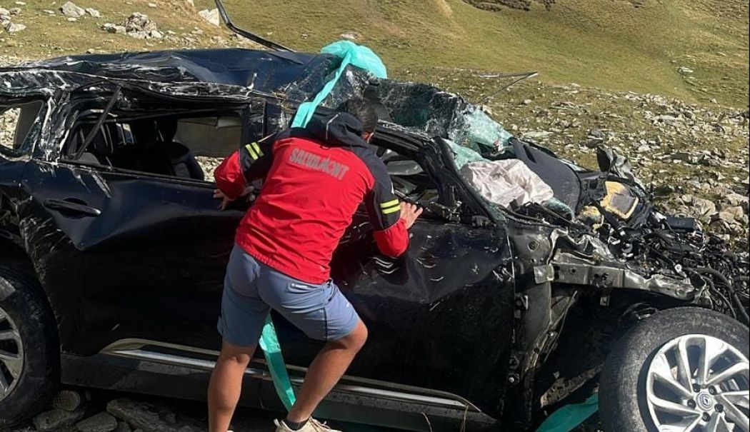 Bărbat mort după ce a sărit cu mașina într-o prăpastie de 200 de metri, pe Transalpina
