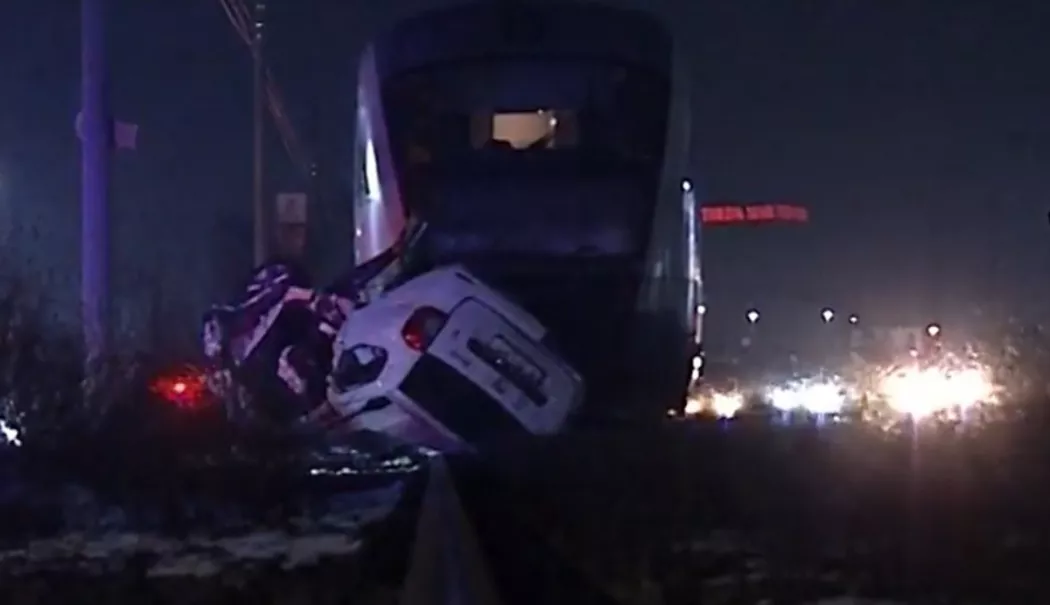 Impact devastator. Un bărbat de 30 de ani, grav rănit după ce mașina sa a fost lovită de tren - accident-tren-1768978747.webp