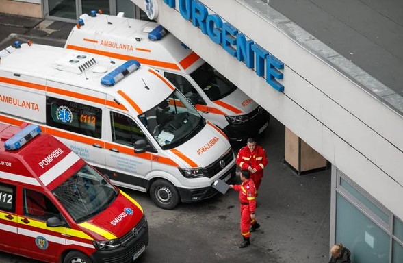 Impact violent la o trecere de cale ferată. O mașină a fost lovită în plin de tren - accident-tren-1773298292.webp