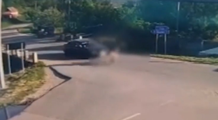 Foto - Două fetițe pe trotinetă au fost spulberate de o mașină într-o intersecție