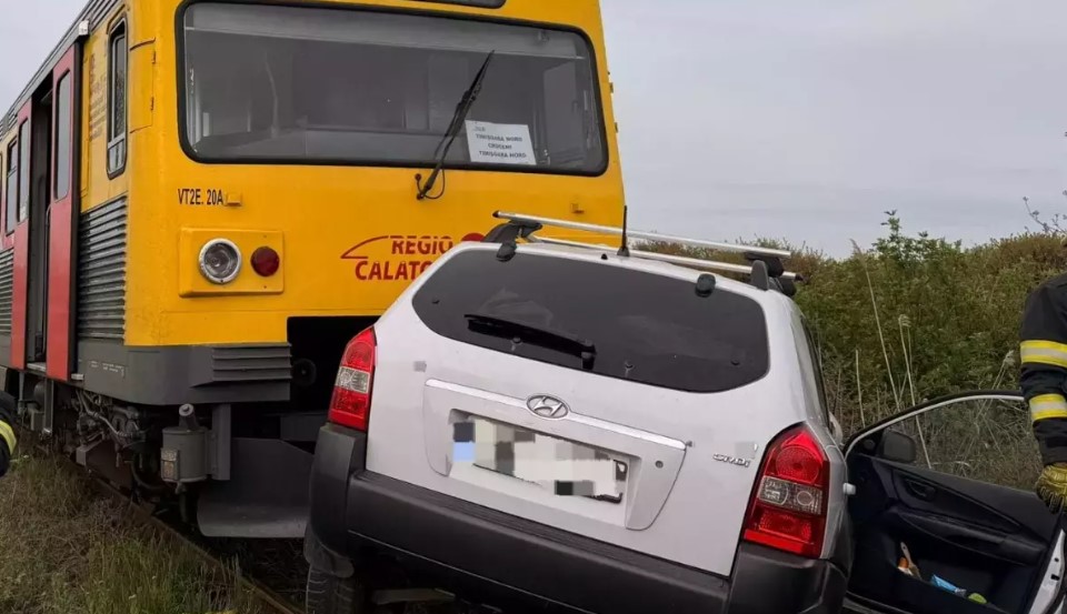 Tragedie pe calea ferată. Șoferul unei mașini a murit după ce autoturismul a fost lovit violent de un tren