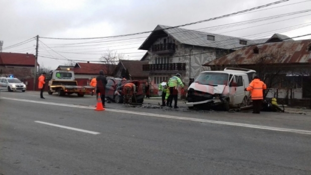 GRAV ACCIDENT RUTIER! Trei persoane rănite, patru mașini implicate - accident03410800-1511165101.jpg