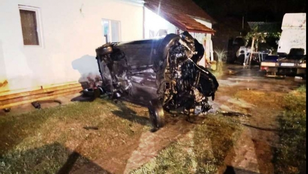 Un mort și trei răniți, după ce o mașină condusă de un șofer beat a intrat într-o casă - accident04408400-1567927896.jpg