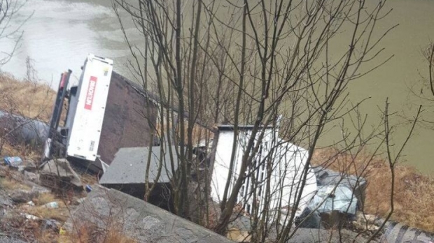 Accident rutier. Două persoane au ajuns la spital după ce camioneta lor s-a răsturnat în apă - accident079109001-1487504360.jpg