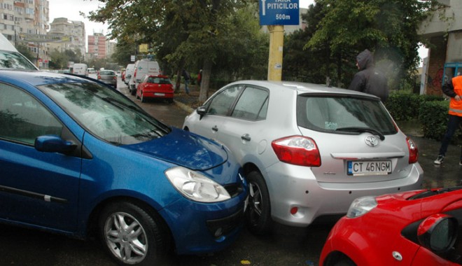 GALERIE FOTO / Accident rutier în lanț,  la Constanța. Patru mașini lovite - accident1-1380731682.jpg