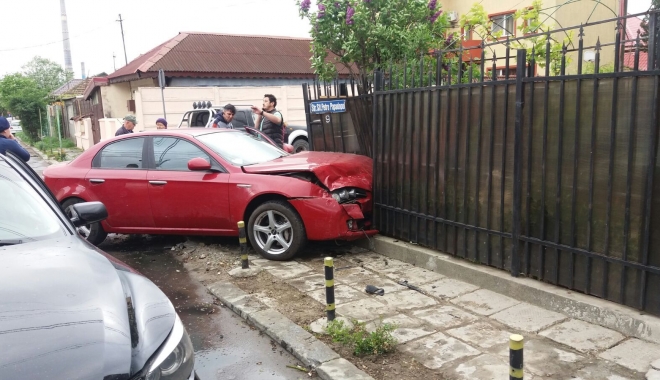 Accident pe strada Petre Papadopol, din Constanța. Un șofer a intrat în gardul unei case - accident1-1461149815.jpg