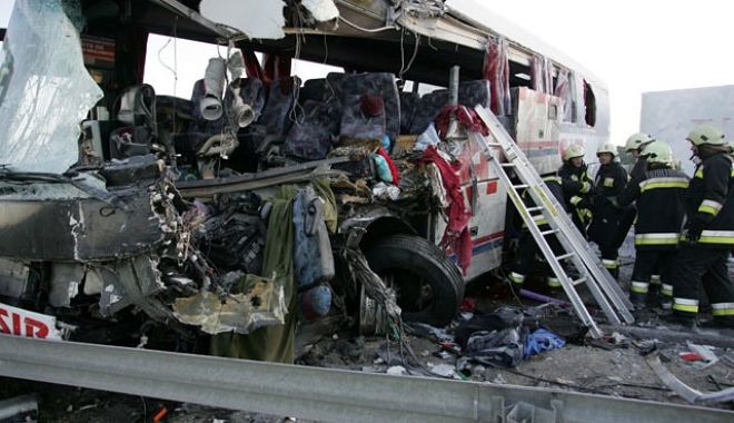 Autocar românesc răsturnat în Italia: opt persoane au fost rănite - accident1-1480235688.jpg