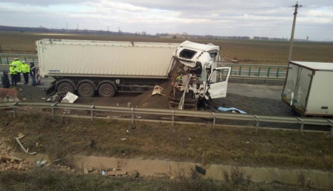 Grav accident rutier pe Autostrada Soarelui. Un mort  și trei răniți - accident1-1481909328.jpg