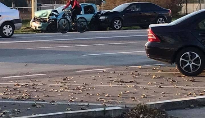 Accident cu trei autoturisme, în stațiunea Mamaia. Q7 intrat în pom! - accident1-1510477665.jpg